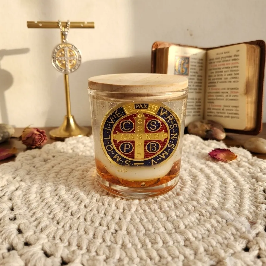 Vela Artesanal em Gel: Medalha de São Bento com Folhas de Ouro
