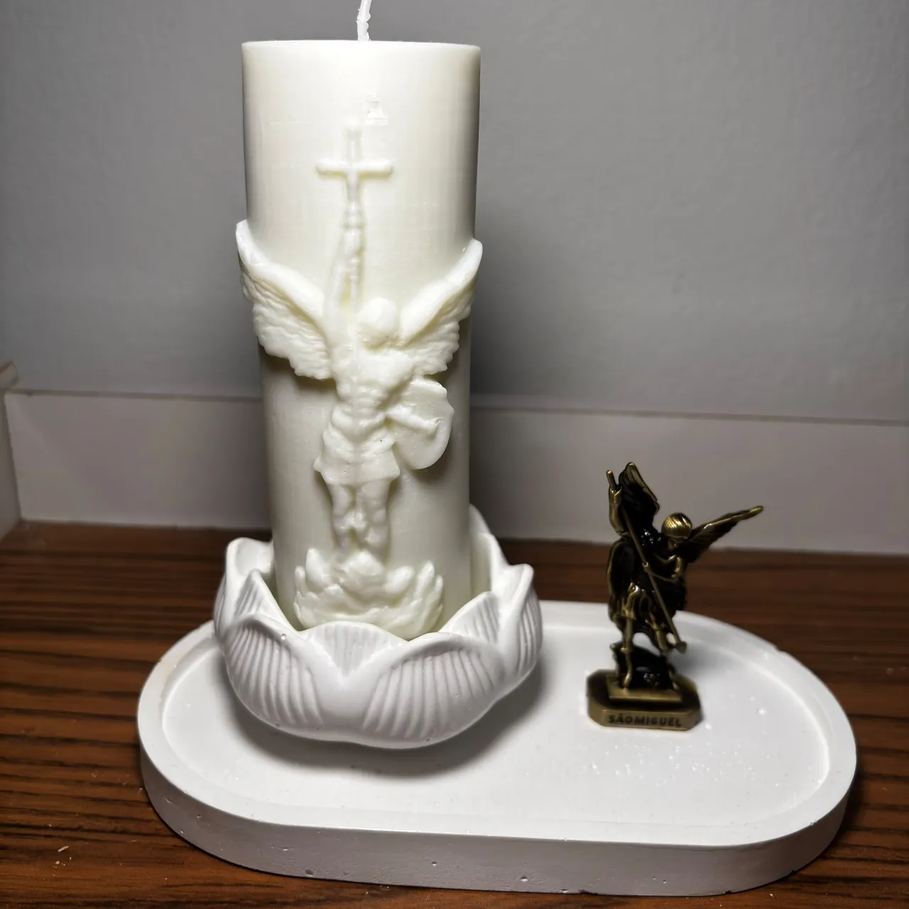 Vela São Miguel Arcanjo com Suporte Flor de Lótus e Miniatura